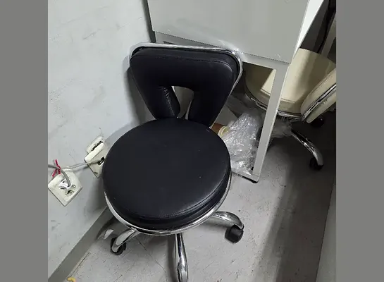 시술의자 높낮이 조절 가능